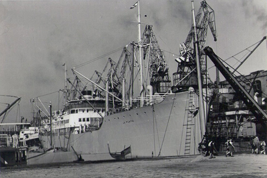 Vapor La Plata en el que Melitón llegó a Argentina, amarrado en el puerto de Buenos Aires (hoy Puerto Madero).