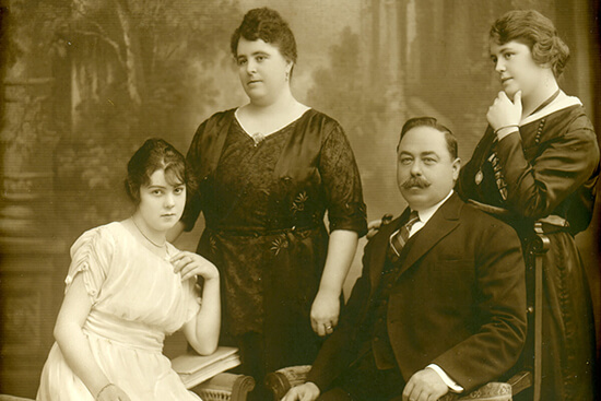 Melitón junto a su esposa Mercedes Hasperué y sus dos hijas Isabel y Haydée.