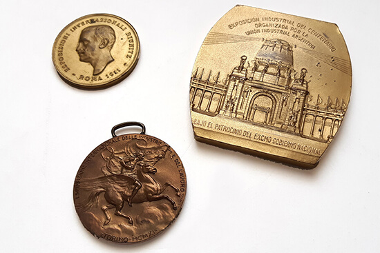 Distinciones obtenidas en las exposiciones: Internacional Del Centenario (1910) en Buenos Aires, Universal de Turín (1911) e Internacional de Roma (1911).