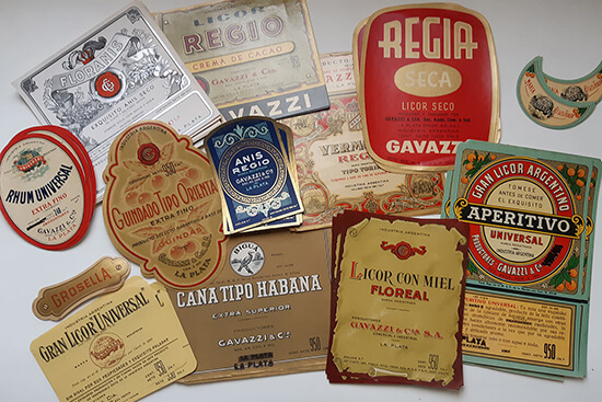 Algunas de las etiquetas de las bebidas elaboradas en la fábrica.