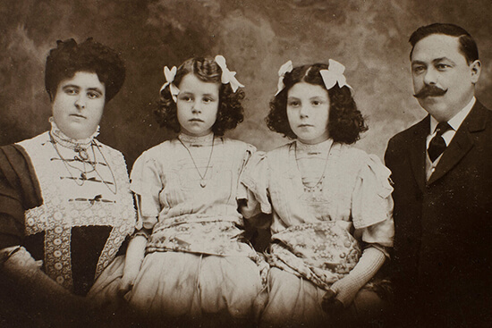Isabel junto a su hermana Haydée y sus padres en 1909.