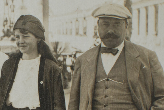 Isabel en viaje junto a su Padre.
