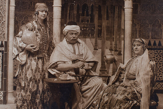 Isabel con sus padres en la Alhambra.