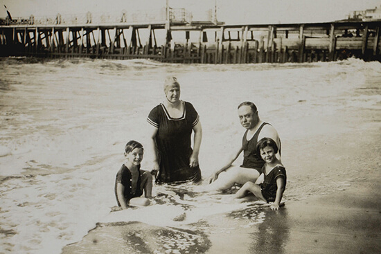 Los hijos de Haydée, Guillermo y Marta, con sus Abuelos Melitón y Mercedes en la playa.